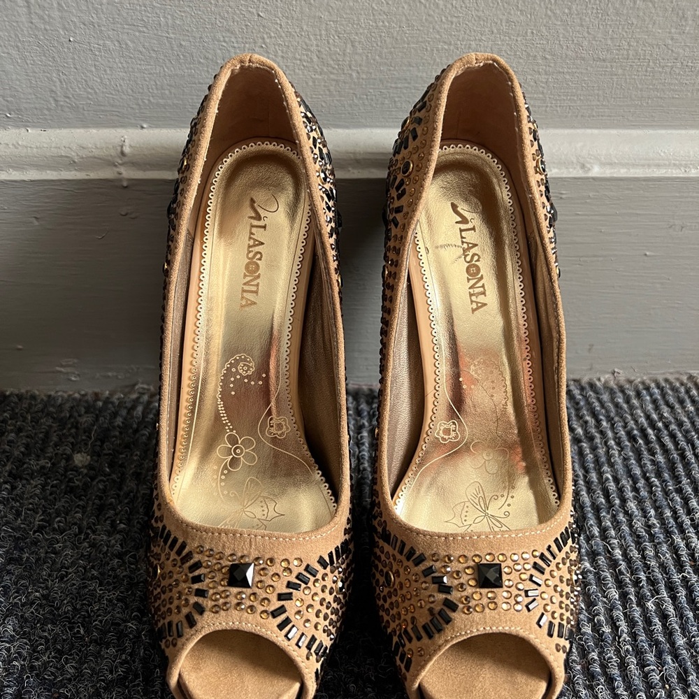 Lasonia Women's Brown Peep Toe Heels